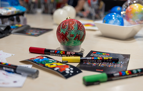 bemalte Weihnachtskugel im duo flagshipstore