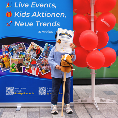 Kind mit Teilnehmerurkunde