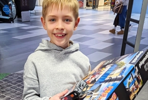 Junge mit Playmobil