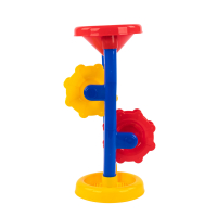 Buntes Sandspielzeug-Set aus Kunststoff mit Eimer, Schaufel und Sieb in verschiedenen Farben.