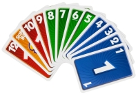 Kartenspiel Skip-Bo mit bunten Karten und Spielanleitung.