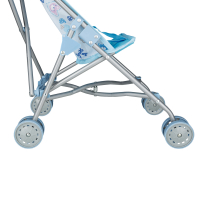 Blauer Puppenbuggy mit zusammenklappbarer Funktion, einer Schiebehöhe von 55cm und einem Aufbaumass von 26,5x55x41cm.