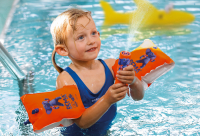 Gelbe Schwimmflügel für Kinder von 1-6 Jahren, für ein Gewicht von 11-30 kg, mit sicheren Schnellverschlüssen und robuster Materialqualität.