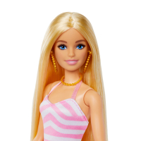Barbie Strandtag Puppe in buntem Badeanzug und Sonnenhut, mit Accessoires wie Sonnenbrille und Strandtasche.