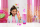 Barbie Pop Reveal Juicy Fruits Erdbeerlimonade - Puppe mit fruchtigem Outfit und Accessoires, die Farbwechsel-Effekte enthüllen.