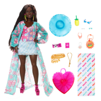 Barbie Extra Fly Barbie am Strand, gekleidet in buntem...