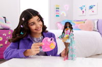 Barbie Extra Fly Barbie am Strand, gekleidet in buntem Glitzer-Outfit und coolen Accessoires