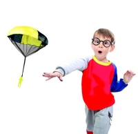 Hellblauer Fallschirm mit einem Durchmesser von 46cm, ideal für Outdoor-Aktivitäten wie Fallschirmspringen oder Modellflugzeuge.