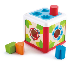 Holz Sortierbox in Form einer Gartenhütte mit vier verschiedenen Formen (Kreis, Dreieck, Quadrat, Stern) zum spielerischen Lernen.