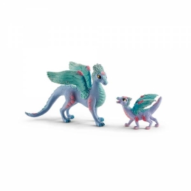 Detailreich gestaltete Schleich Bayala Figur eines blauen Drachen mit kleinem Kind, ideal für Fantasy-Liebhaber.