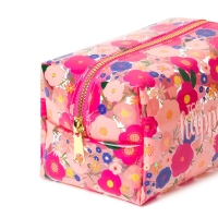 Schwarze Schminktasche mit goldener Aufschrift und Reißverschluss.