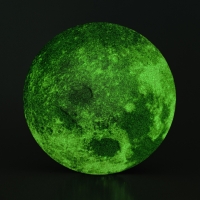 Selbstklebender Leuchtmond für eine stimmungsvolle Atmosphäre im Zimmer.