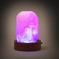 Kleine Himalaya Salzlampe aus Kristallsalz mit warmem, beruhigendem Licht und Holzsockel.