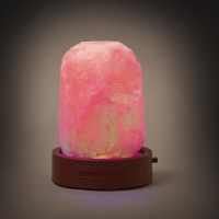 Kleine Himalaya Salzlampe aus Kristallsalz mit warmem, beruhigendem Licht und Holzsockel.