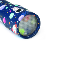 Buntes Kaleidoskop mit Space-Motiv und drehbarer Kammer für faszinierende Muster.