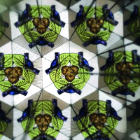 Buntes Kaleidoskop mit Space-Motiv und drehbarer Kammer für faszinierende Muster.