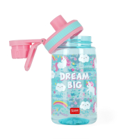 Blaue Kinder-Trinkflasche mit großem Lets Drink Schriftzug und praktischem Trinkverschluss.