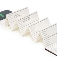 SOS Passwortbuch von Legami in Blau mit alphabetischen Registerkarten und Hardcover für sicheres Aufbewahren von Passwörtern.