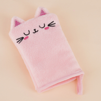 Pinkfarbener Abschminkhandschuh aus Mikrofaser für sanfte und gründliche Make-up-Entfernung.