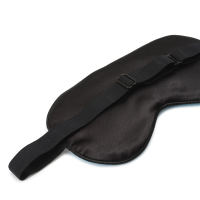 Schwarze Schlafmaske mit goldener Aufschrift Nap Queen und verstellbarem Gummiband.
