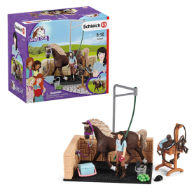 SCHLEICH – Zona Lavaggio Con Horse Club Emily E Luna – Set Gioco Per Bambini 5-12 Anni, Dettagliato E Dipinto A Mano