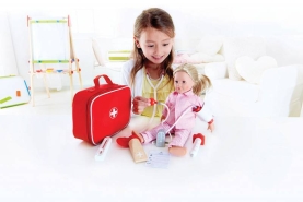 Arztset aus Holz für Kinder von Hape mit 7 Teilen, darunter Stethoskop, Thermometer und Spritze.