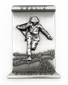 Metall Magnet Checkp.Charlie Soldat auf der Mauer