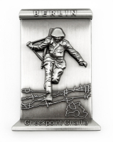 Metall Magnet Checkp.Charlie Soldat auf der Mauer