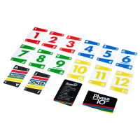 Kartenspiel Phase 10 mit goldenen Zahlen und bunten Karten.