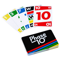 Kartenspiel Phase 10 mit goldenen Zahlen und bunten Karten.