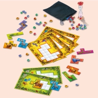 Spannendes Gesellschaftsspiel Ubongo Junior mit kniffligen Rätseln und bunt gestalteten Spielplättchen