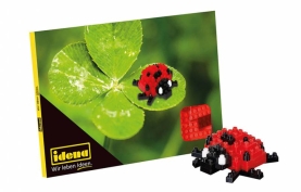 Miniaturbausteine in Form einer Postkarte mit Marienkäfermotiv - kreatives Spielzeug für Kinder.